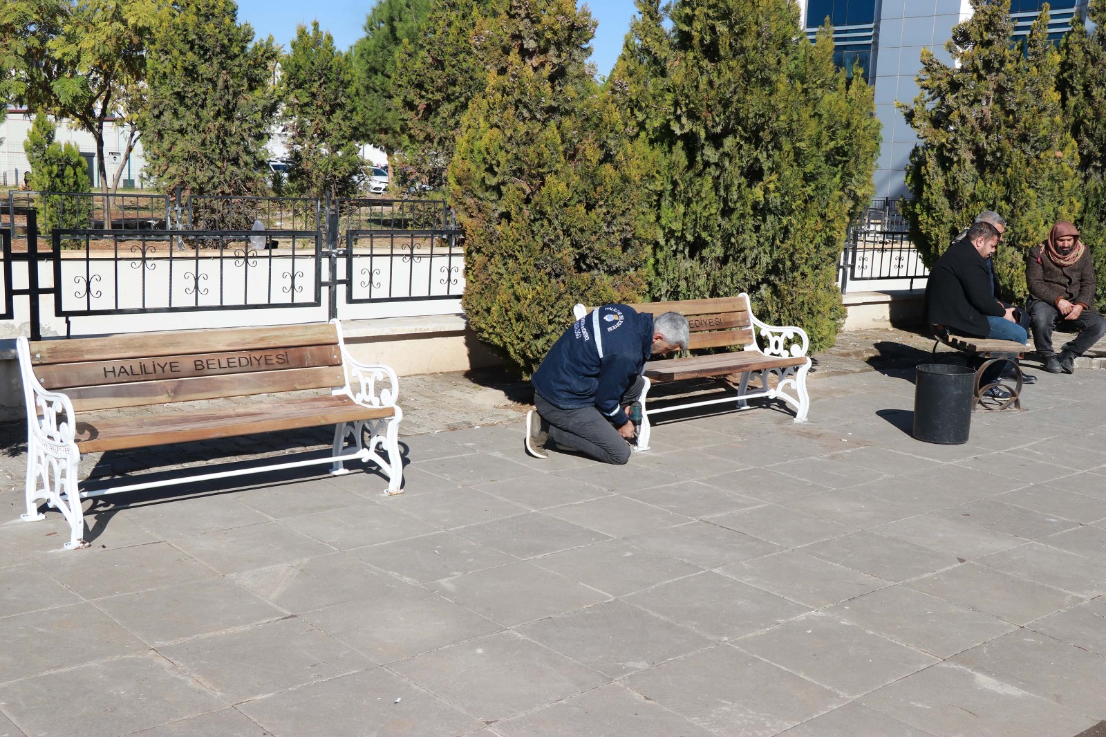 HALİLİYE BELEDİYESİ’NİN ÜRETTİĞİ KAMELYA VE BANKLAR VATANDAŞLARIN HİZMETİNDE