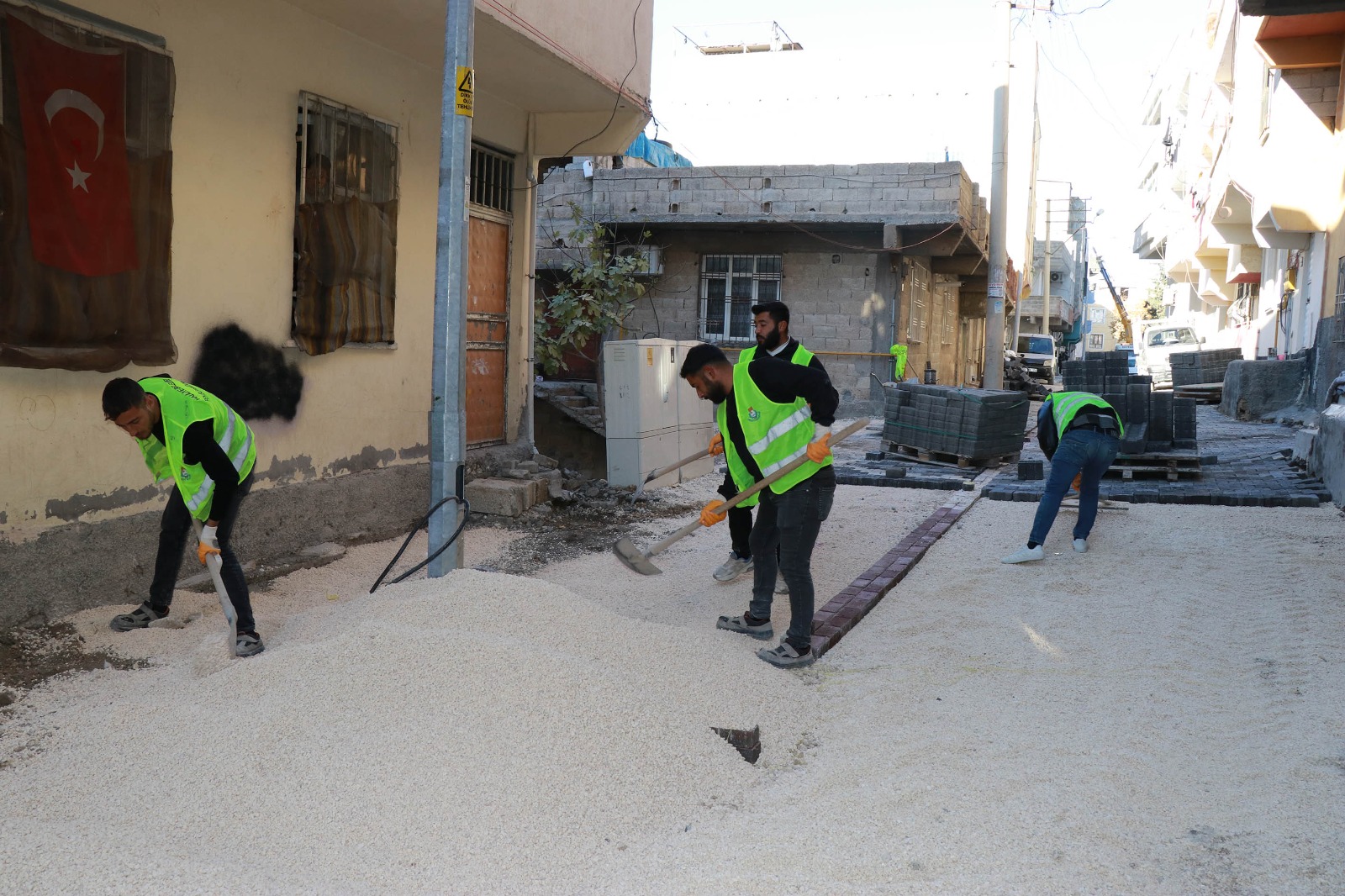 HALİLİYE BELEDİYESİ’NDEN 4 MAHALLEDE HUMMALI ÜSTYAPI ÇALIŞMALARI 