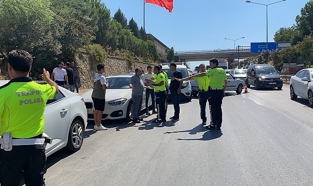16 araç birbirine girdi: 1’i polis 2 kişi yaralandı