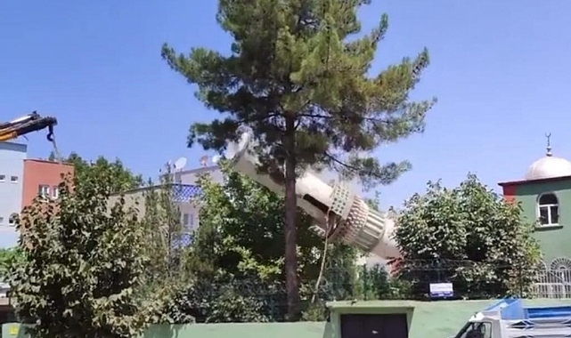 Cami minaresi kontrollü olarak yıkıldı