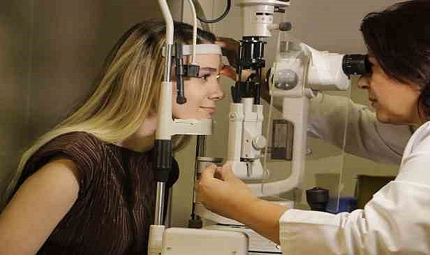 Göz bozukluklarında lazer için başvuranların yaşı 13’e kadar düştü