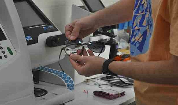 Göz sağlığına zararlı olan plastik gözlüklerle ilgili optisyenden uyarı