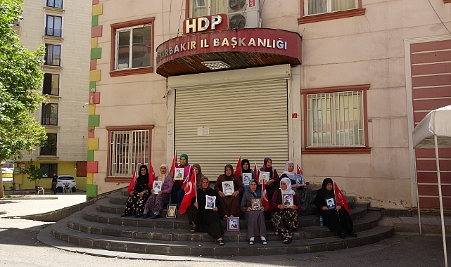 HDP önündeki aileler bunaltıcı sıcağa rağmen çocuklarının yolunu gözlüyor