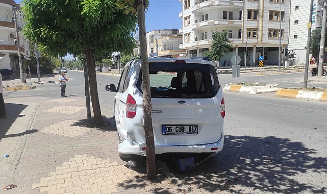 Kaza sonrası kontrolden çıkan araç temizlik görevlisine çarptı: 1 yaralı