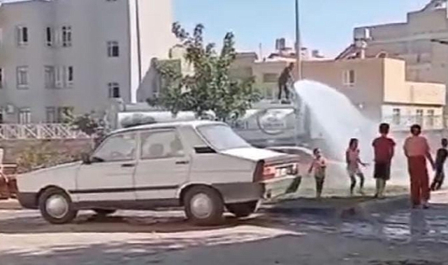 Sıcaktan bunalan çocukların ilginç serinleme yöntemi!