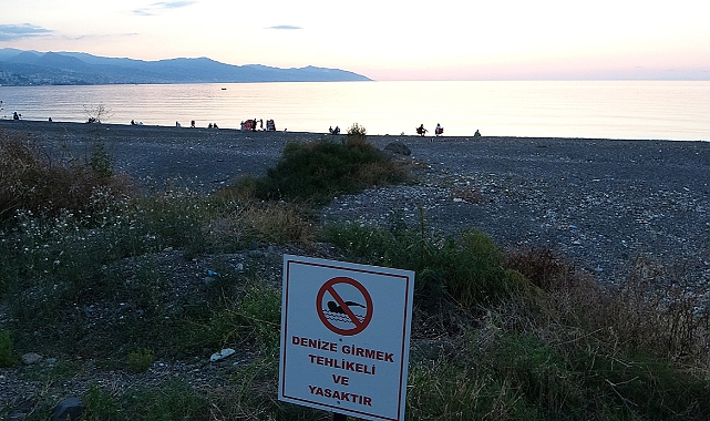 Yasak tabelası olmasına rağmen yine de giriyorlar
