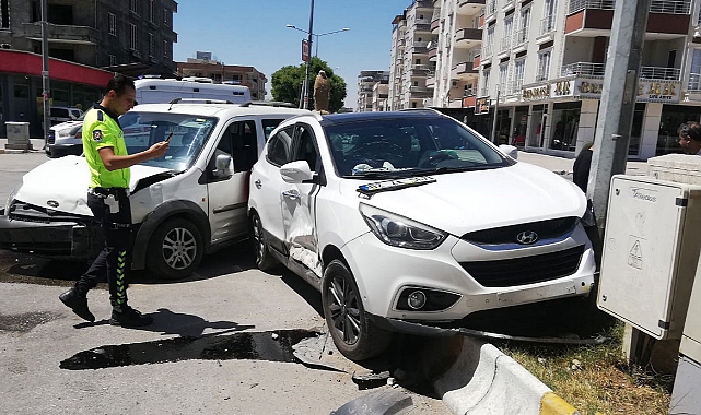 2 araç çarpıştı: 3 yaralı