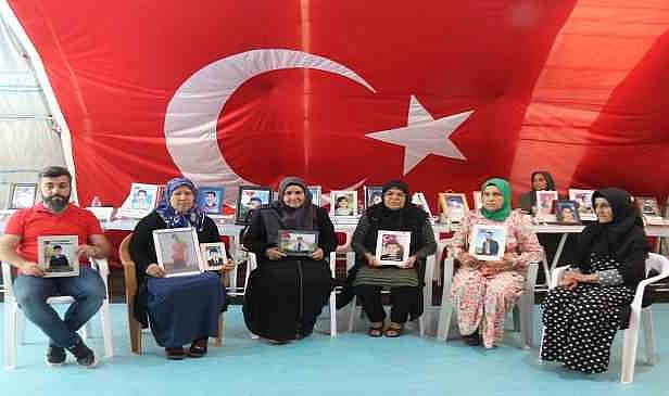 Annelerin evlat nöbeti "eyyam-ı bahur" sıcaklarına rağmen devam ediyor