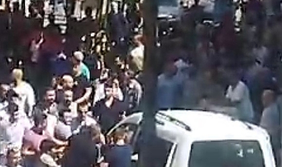 Batman’da kaçak malzeme satan şüpheli gözaltına alınırken ailesi polise saldırdı