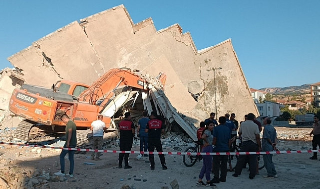 Bina iş makinesinin üzerine çöktü