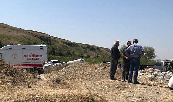 Boğulmak üzereyken çaydan çıkartılan çocuk hayata tutunamadı