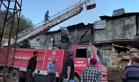 Çıkan yangın evi küle çevirdi