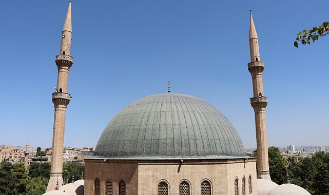 Depremde zarar gören Camii minaresi onarıldı