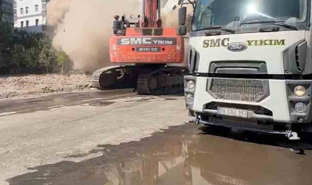Diyarbakır’da ağır hasarlı bina yıkım sırasında aniden çöktü