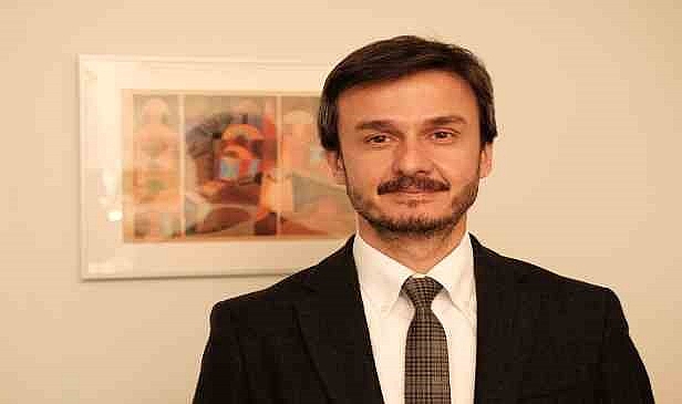 Göz kapağı düşüklüğü basit bir estetik sorunu değil