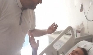 Hastasını şarkıyla taburcu etti