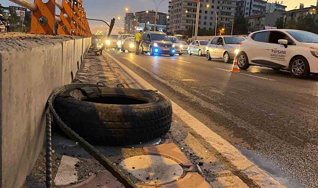 Hızını alamayan araç refüje çarptı: 3 yaralı