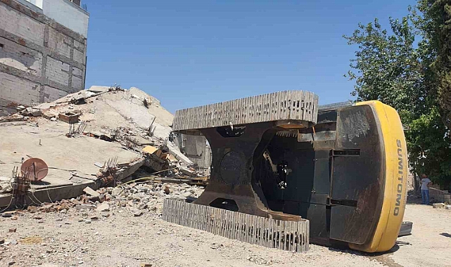 İş makinesi yıkım esnasında devrildi
