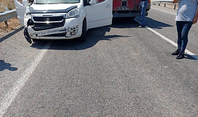 İtfaiye aracı ile hafif ticari araç çarpıştı: 2 yaralı
