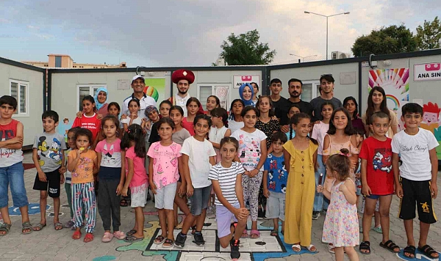 Konteyner kentte kalan çocuklar, Türk tarihindeki önemli şahsiyetleri öğrenerek vakit geçiriyor