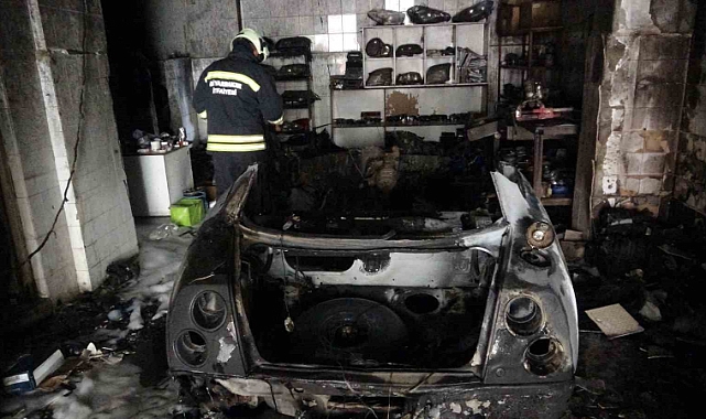 Oto tamircide spiral ile parçalanan otomobilin yakıt deposu patladı
