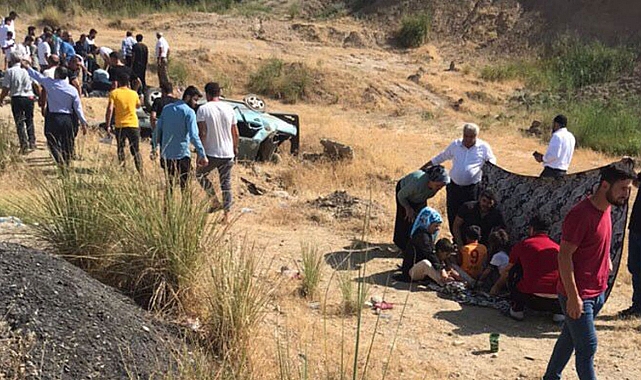 Otomobil şarampole yuvarlandı: 1 ölü, 8 yaralı