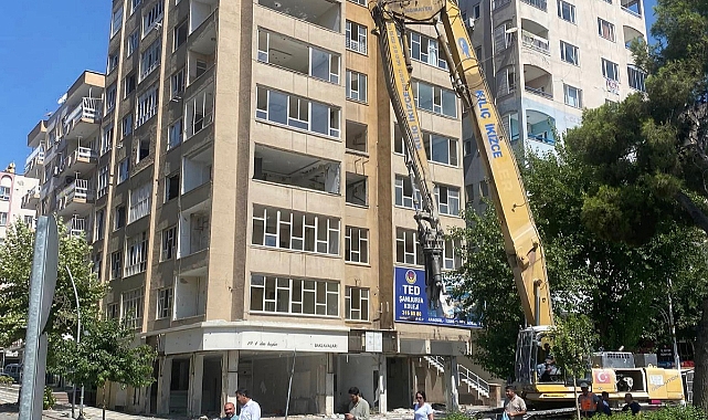 Urfa’da ağır hasarlı binaların yıkımı devam ediyor