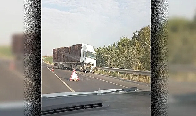 Urfa'da kontrolden çıkan TIR devrildi