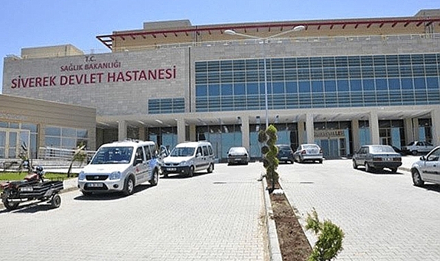 Urfa'da otomobil şarampole devrildi