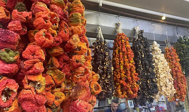 Vatandaşın kışa hazırlayacağı patlıcan, biber, kabak ve acur raflardaki yerini aldı