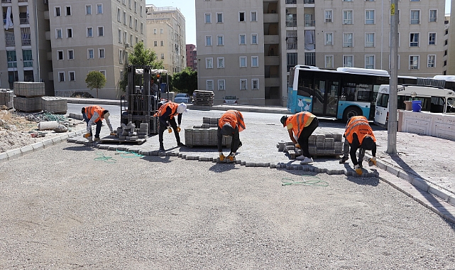 Yollara kilitli parke taşı ile döşeniyor