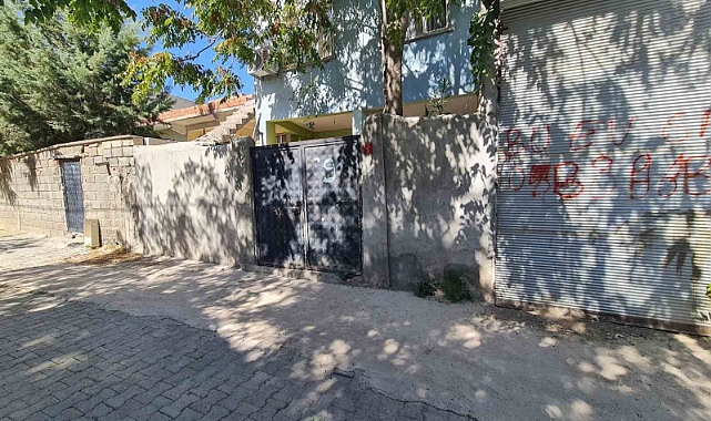 11 aylık bebek babasının kullandığı otomobilin altında can verdi