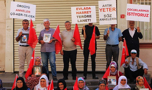 Annelerinin evlat nöbetine bir aile daha katıldı