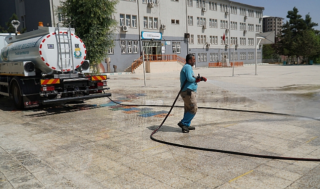 Belediyeden okul bahçelerinde temizlik çalışması