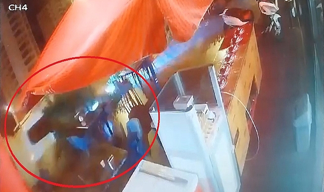 Bir minibüsün pastaneye girdiği an kamerada