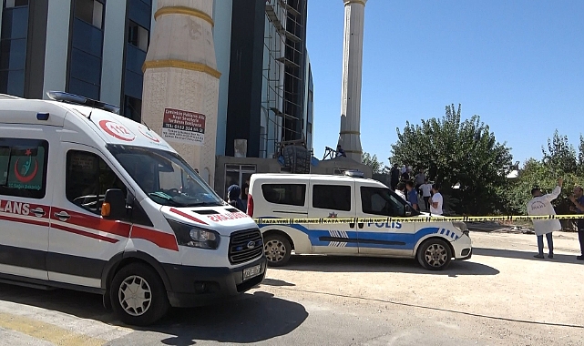 Cami iskelesi çöktü: 1’i ağır 3 yaralı   