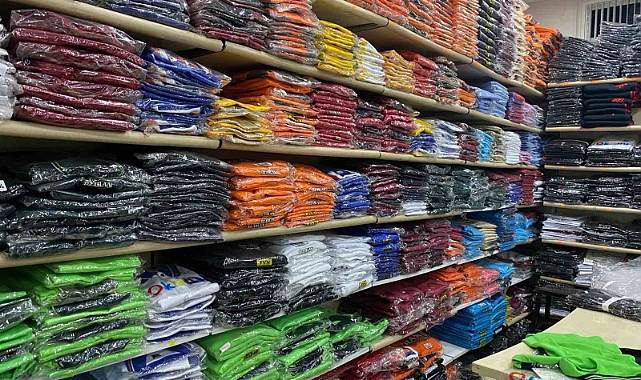 Çarşı pazarda okul kıyafeti alışverişi telaşı