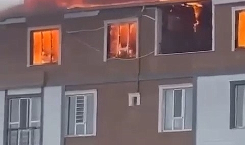 Çatı katında çıkan yangında 6 daire kullanılamaz hale geldi