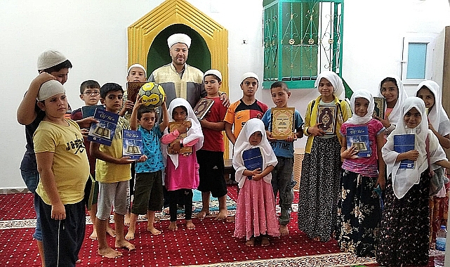 Din görevlisi, sınırda çocuklara umut aşılıyor
