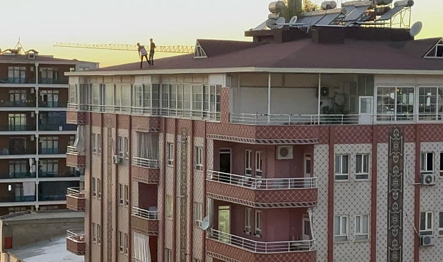Gençler çatıda yürekleri ağza getirdi
