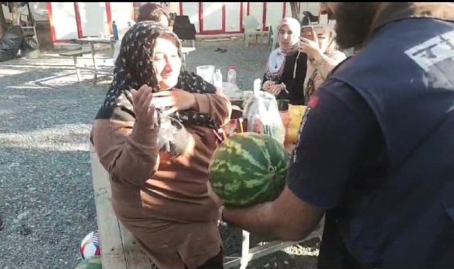 Kadın izciye karpuzlu doğum günü sürprizi