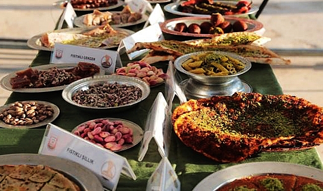 Karaköprü'de fıstık ile isot aynı karede