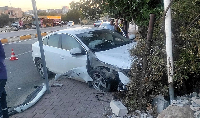 Kontrolden çıkan otomobil kaldırıma çıktı: 3 yaralı