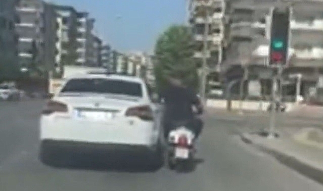 Motosiklet sürücüsünün tehlikeli yolculuğu kameraya yansıdı