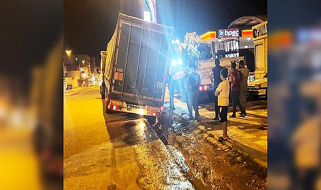Seyir halindeki TIR, yarılan asfalta düştü