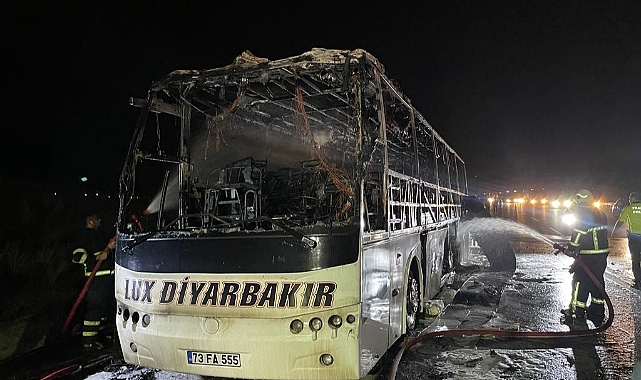 Seyir halindeki yolcu otobüsü yandı