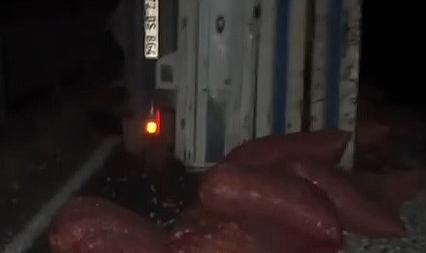 Soğan yüklü tır devrildi: 1 yaralı