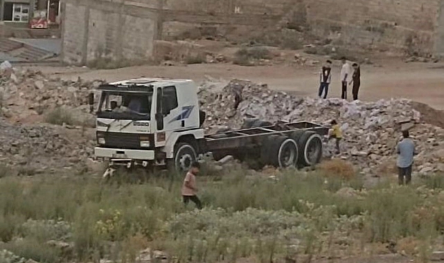 Sokakta oyun oynarken kamyonun altında kalan küçük Salih kurtarılamadı