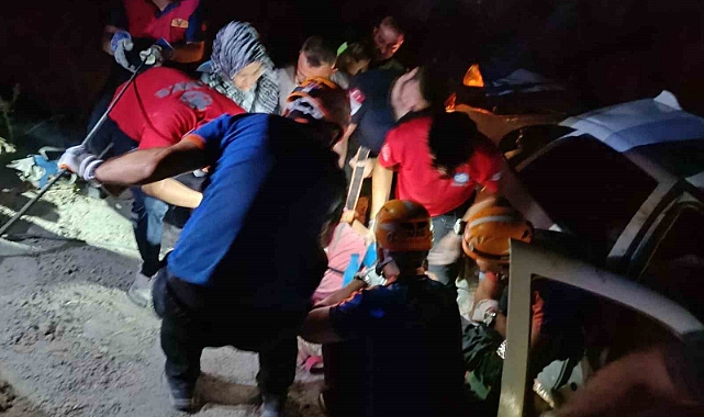 Uçuruma yuvarlanan araçtaki sürücü için ekipler seferber oldu