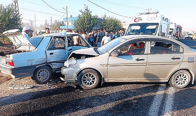 Urfa'da iki otomobil çarpıştı: Yaralılar var